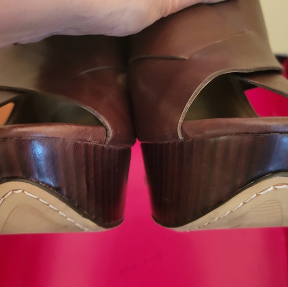 Vince Camuto, open platform shoe, Dk brown w/gold,wood grain, Size 7, like New, - Picture 4 of 6